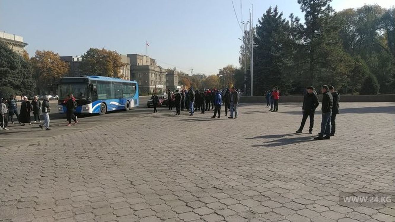 Чьи автобусы привозят на митинги сторонников премьера Садыра Жапарова — Today.kg