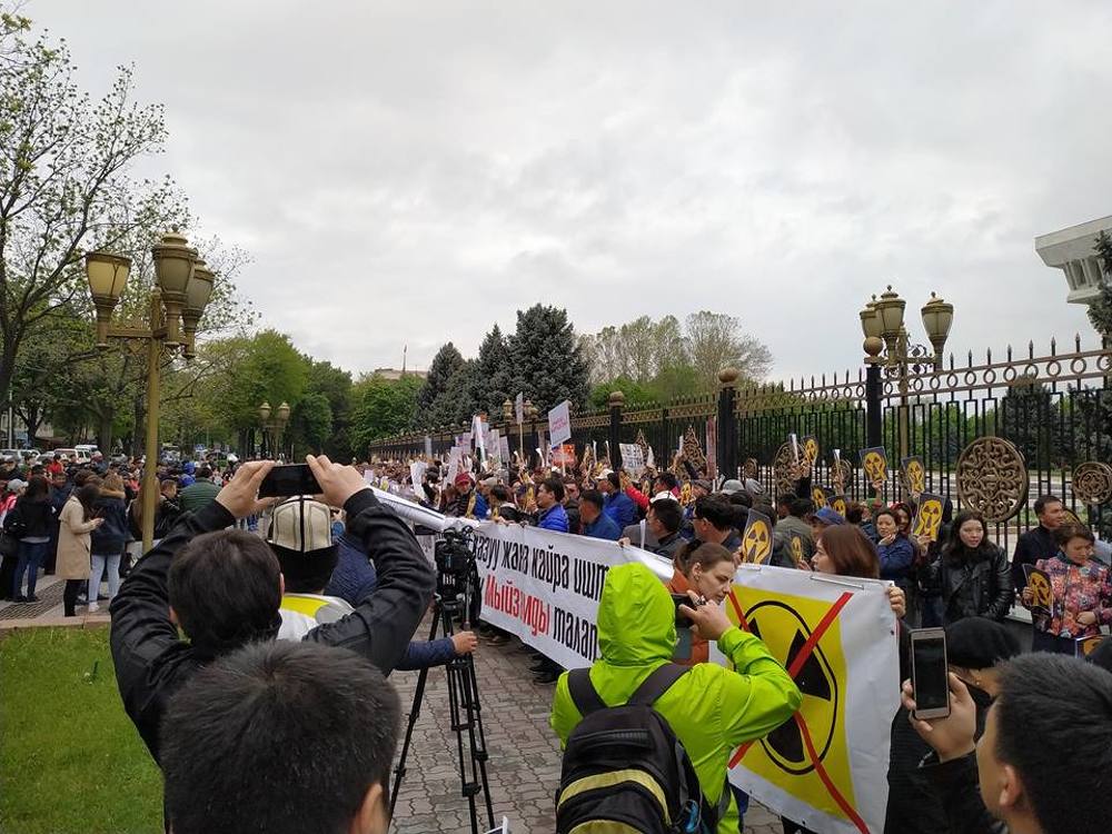 На митинге против добычи урана в Бишкеке собравшиеся не дали выступить Равшану Жээнбекову — Today.kg