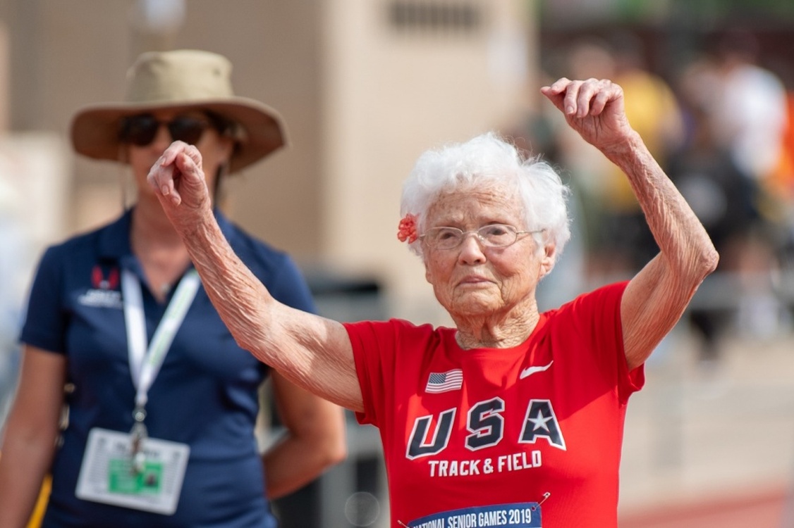 105-летняя Джулия Хокинc по прозвищу Ураган установила рекорд по бегу — Today.kg