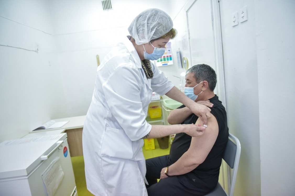 И.о. мэра Бишкека Бактыбек Кудайбергенов получил вакцину от коронавируса — Today.kg