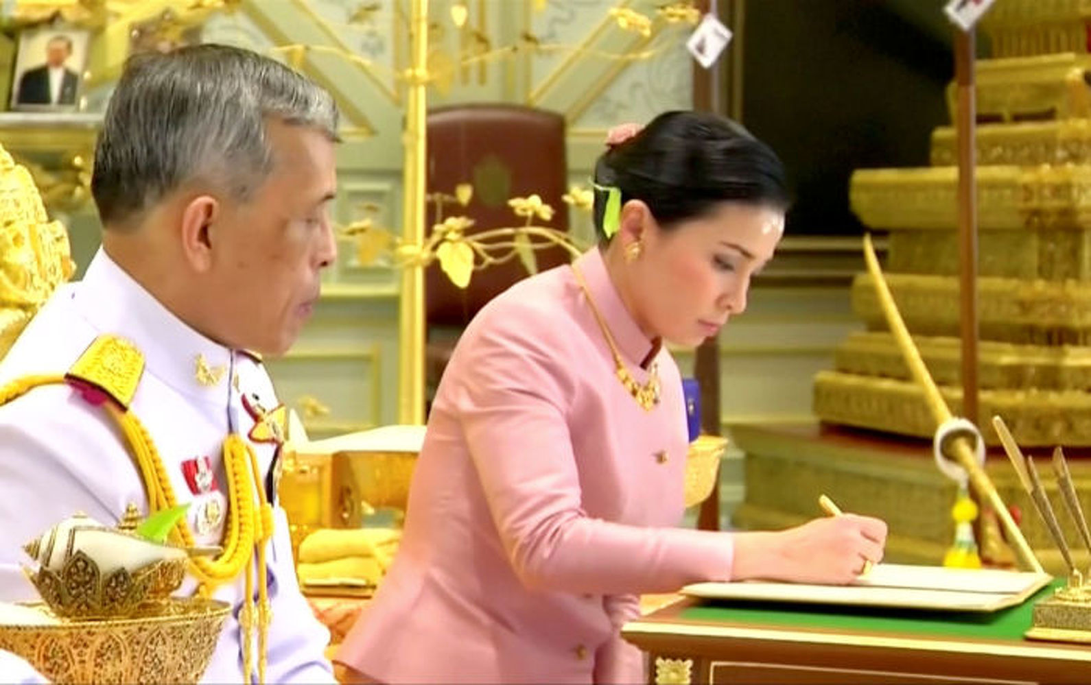 Король Таиланда лишил вторую жену титулов — пыталась повысить свой статус — Today.kg