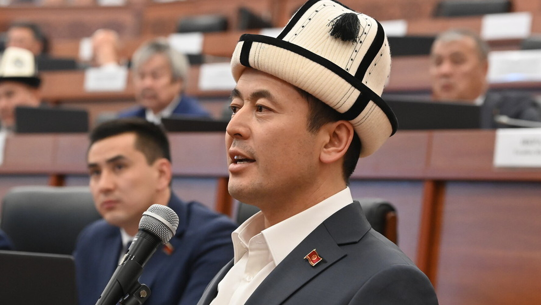 Называть президента и вообще старших по имени-отчеству не в культуре кыргызов, считает депутат ЖК Н.Кадырбеков — Today.kg