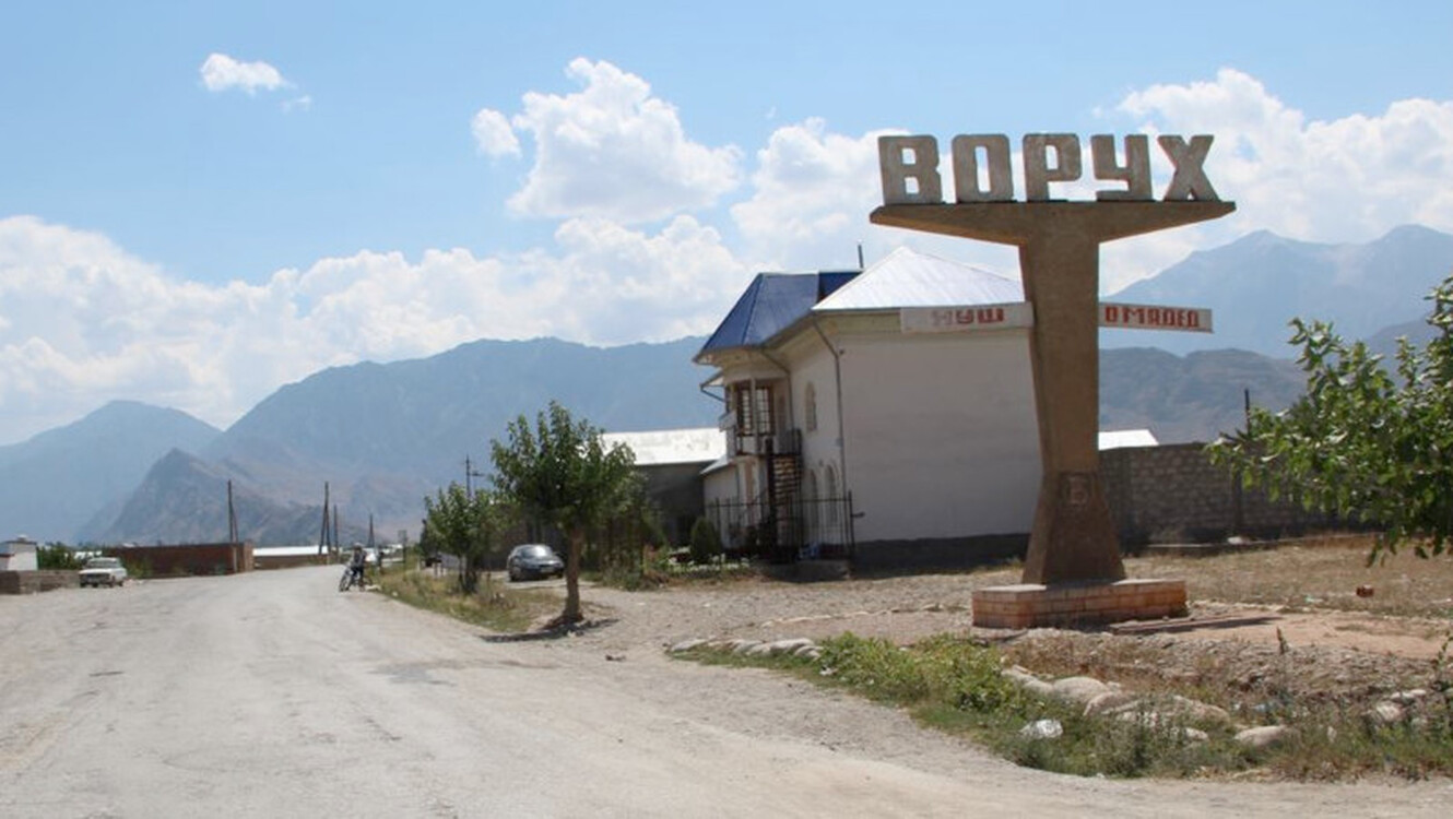 В Баткене кыргызстанцев задержали и забрали в Ворух. После переговоров отпустили — Today.kg