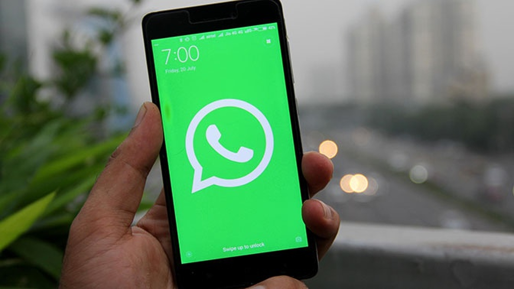 Чиновников по всему миру атаковали через WhatsApp — Today.kg