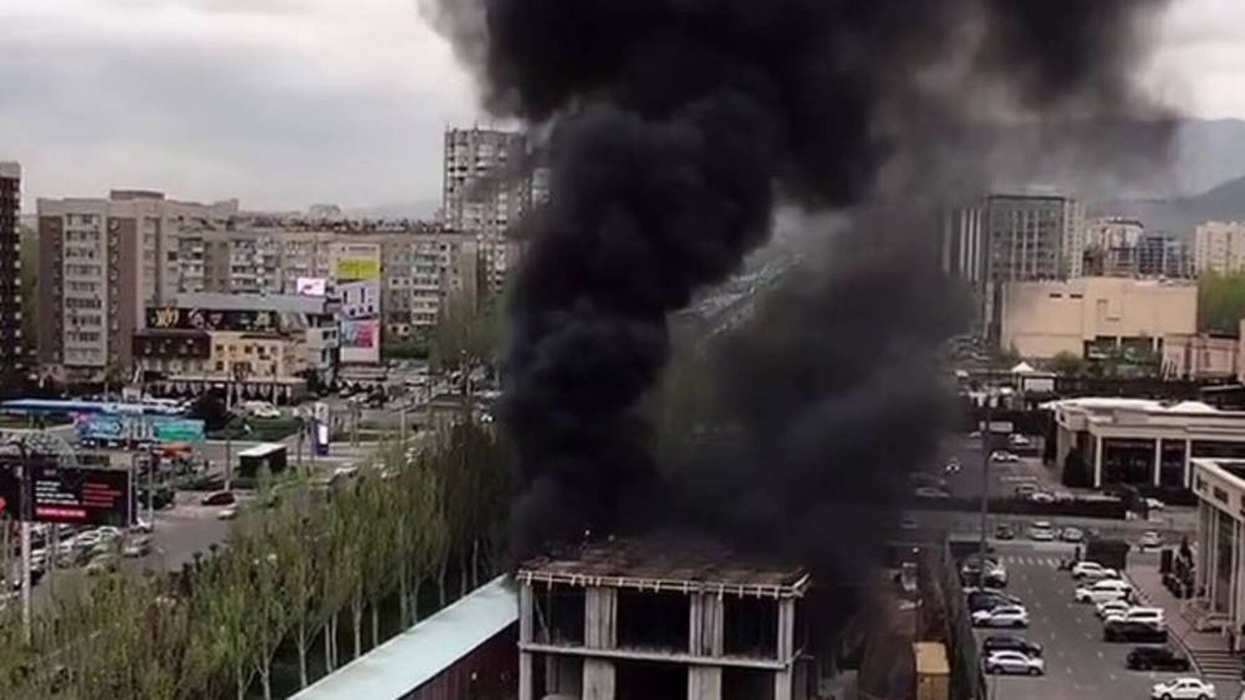 В Бишкеке на Южной магистрали горит строящийся объект — Today.kg