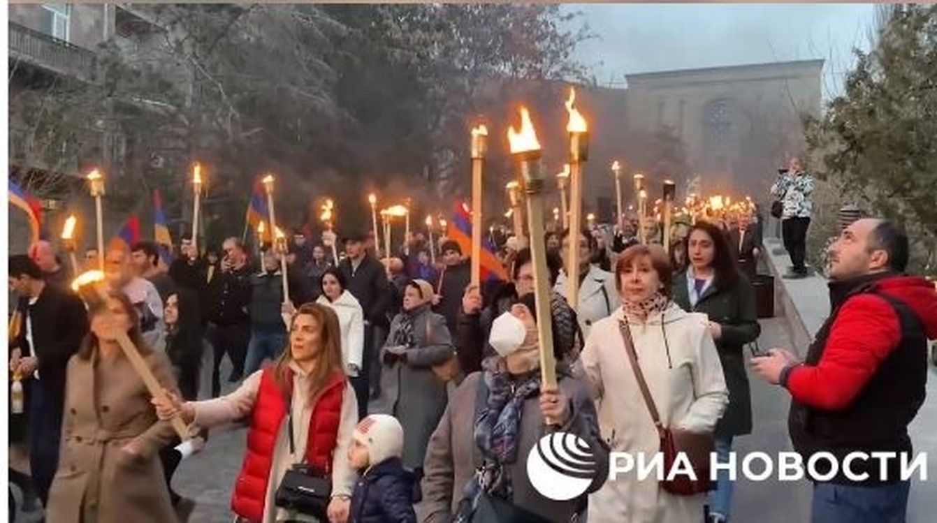Армянские радикалы устроили факельное шествие в центре Еревана — Today.kg