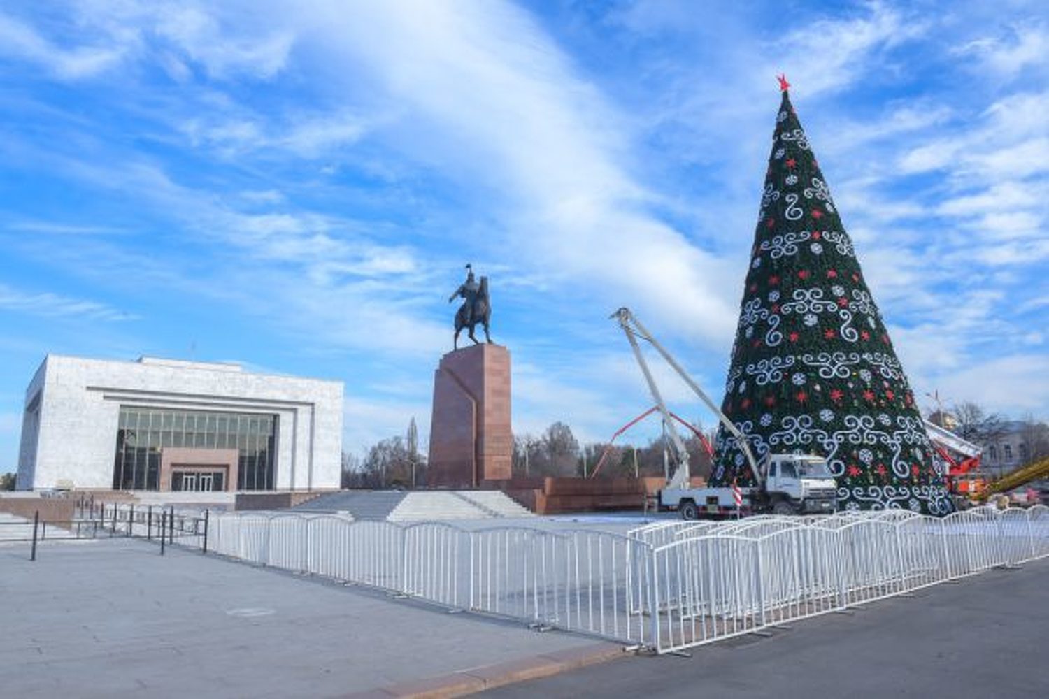 Кыргызстан оформление. Бишкек Новогодняя елка на площади ала ТОО. Бишкек площадь ала-ТОО новый год. Елка площадь для ала ТОО Бишкек. Площадь Бишкека зима.