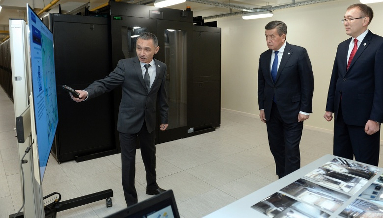 Жээнбеков посетил дата-центр Нацбанка Кыргызстана — Today.kg