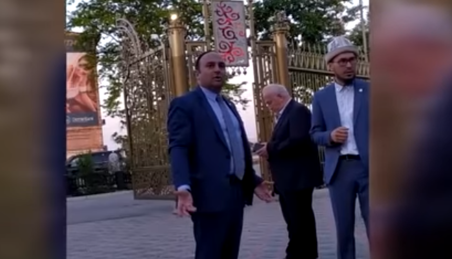Посол Турции демонстративно покинул ифтар в Бишкеке, встретив там главу лицеев «Сапат» и пригрозил жалобой  президенту — Today.kg