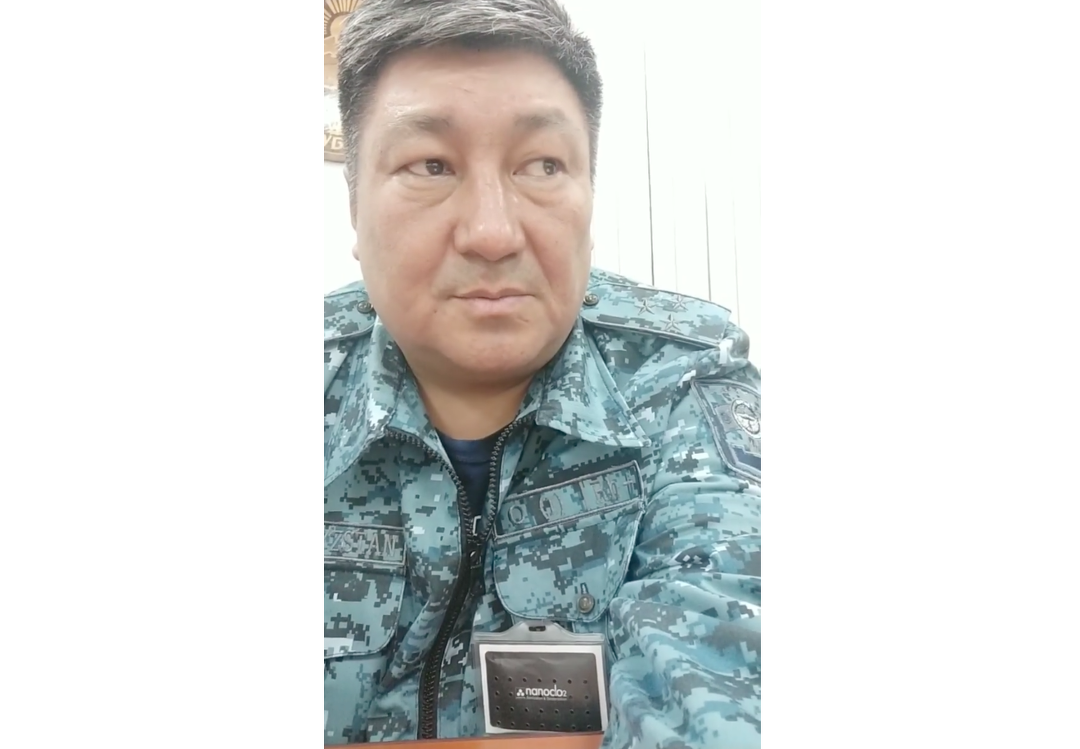 Комендант Бишкека носит блокатор от вирусов. В соцсетях сомневаются в его пользе — Today.kg