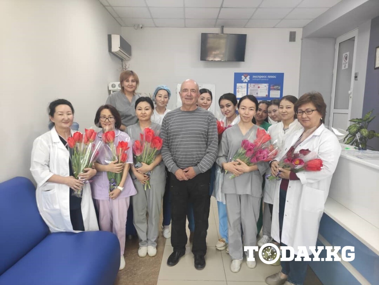 Бишкекчанин Евгений Николаев подарил тюльпаны 500 медикам и учителям — Today.kg