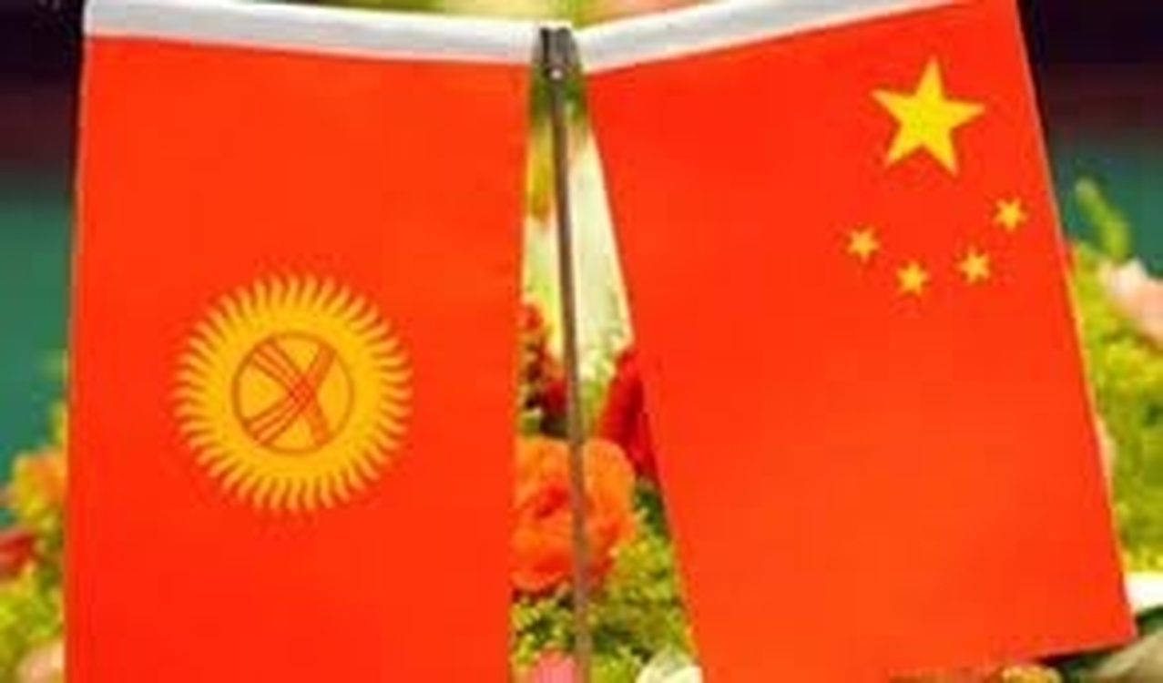 Посол КНР в КР Ду Дэвэнь передала гумпомощь школам Баткенской области — Today.kg