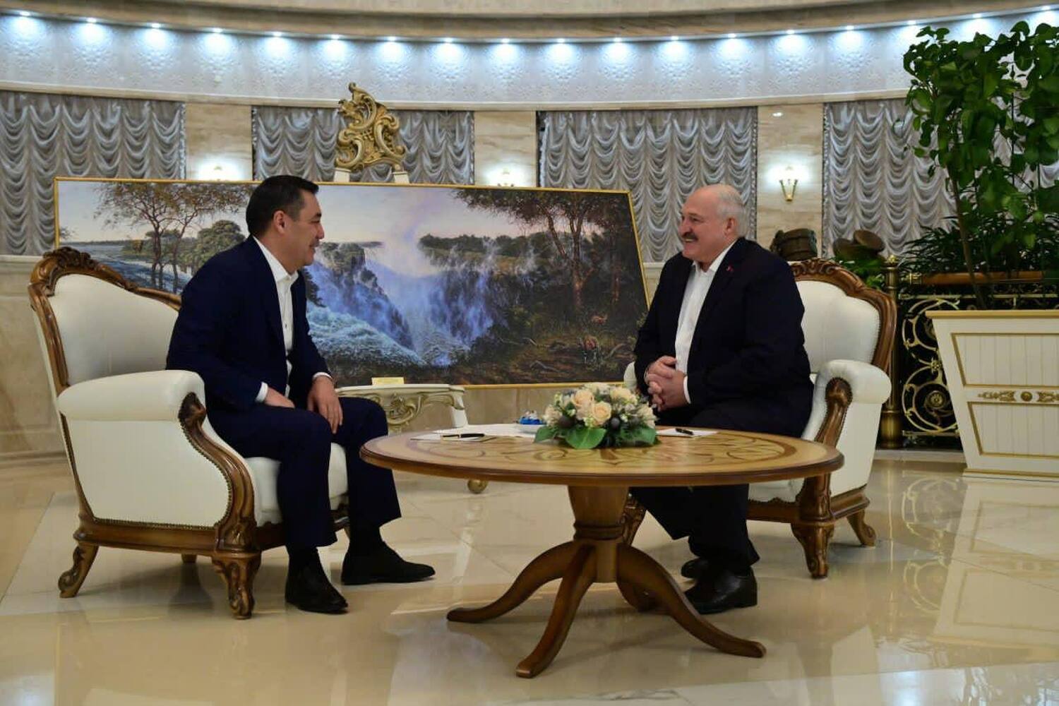 «Садыр, привет!» В Минске встретились президенты Кыргызстана и Беларуси — Today.kg