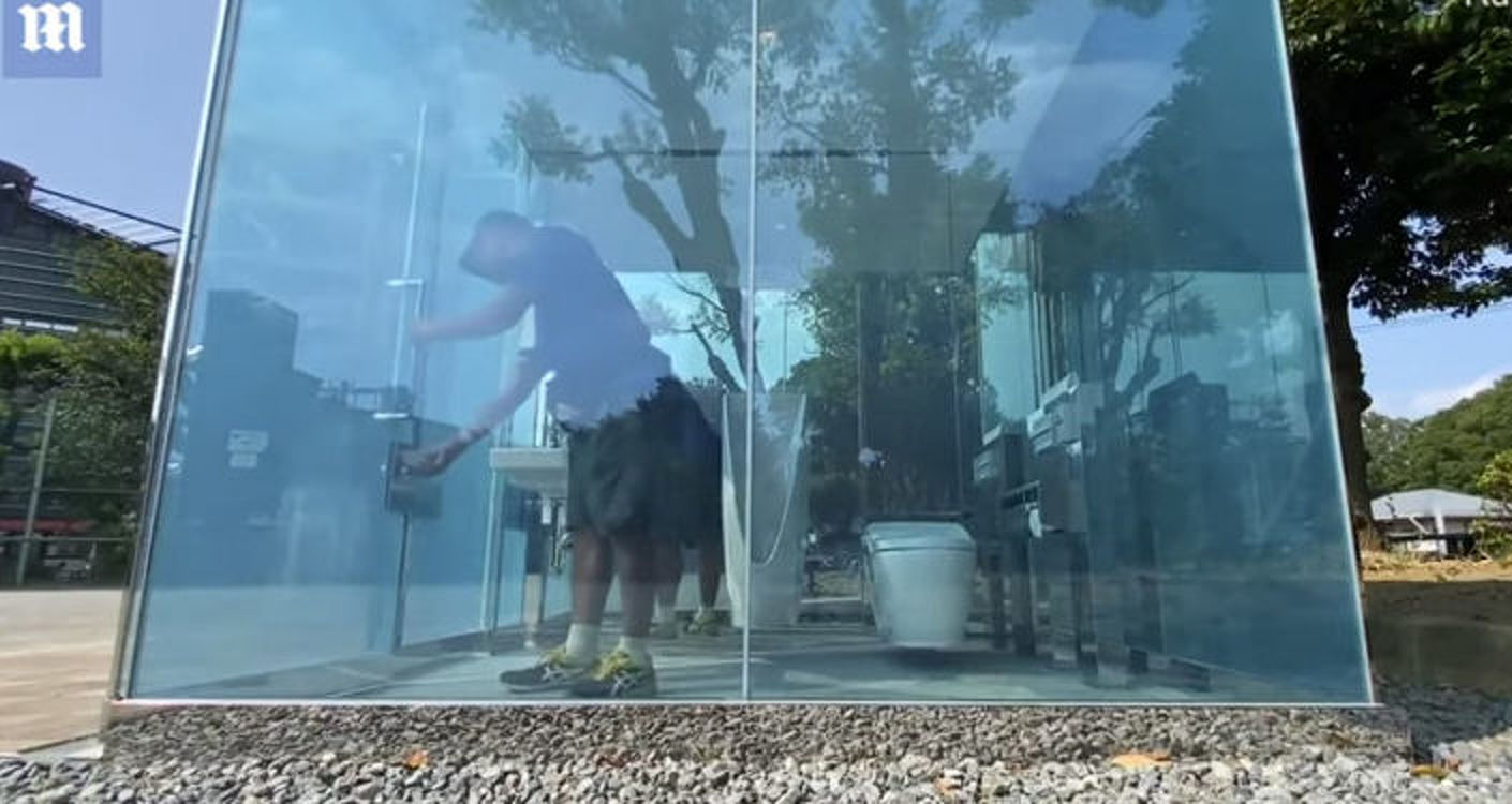 В японских парках установили общественные туалеты из умного стекла — видео — Today.kg