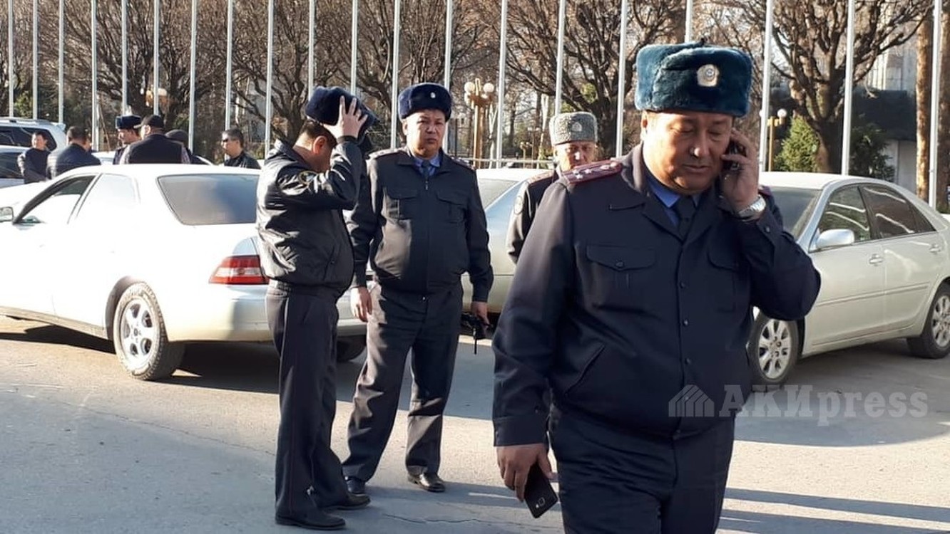 Митинг сторонников С.Жапарова. На площади Ала-Тоо находится руководство МВД и ГУВД Бишкека — Today.kg
