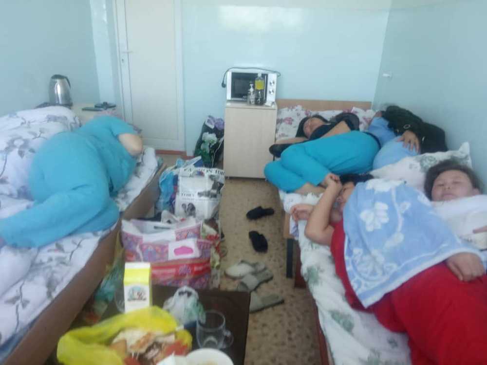 «Это прикол». Директор больницы на Иссык-Куле отрицает, что врачи вынуждены спать по двое в одной кровати — Today.kg