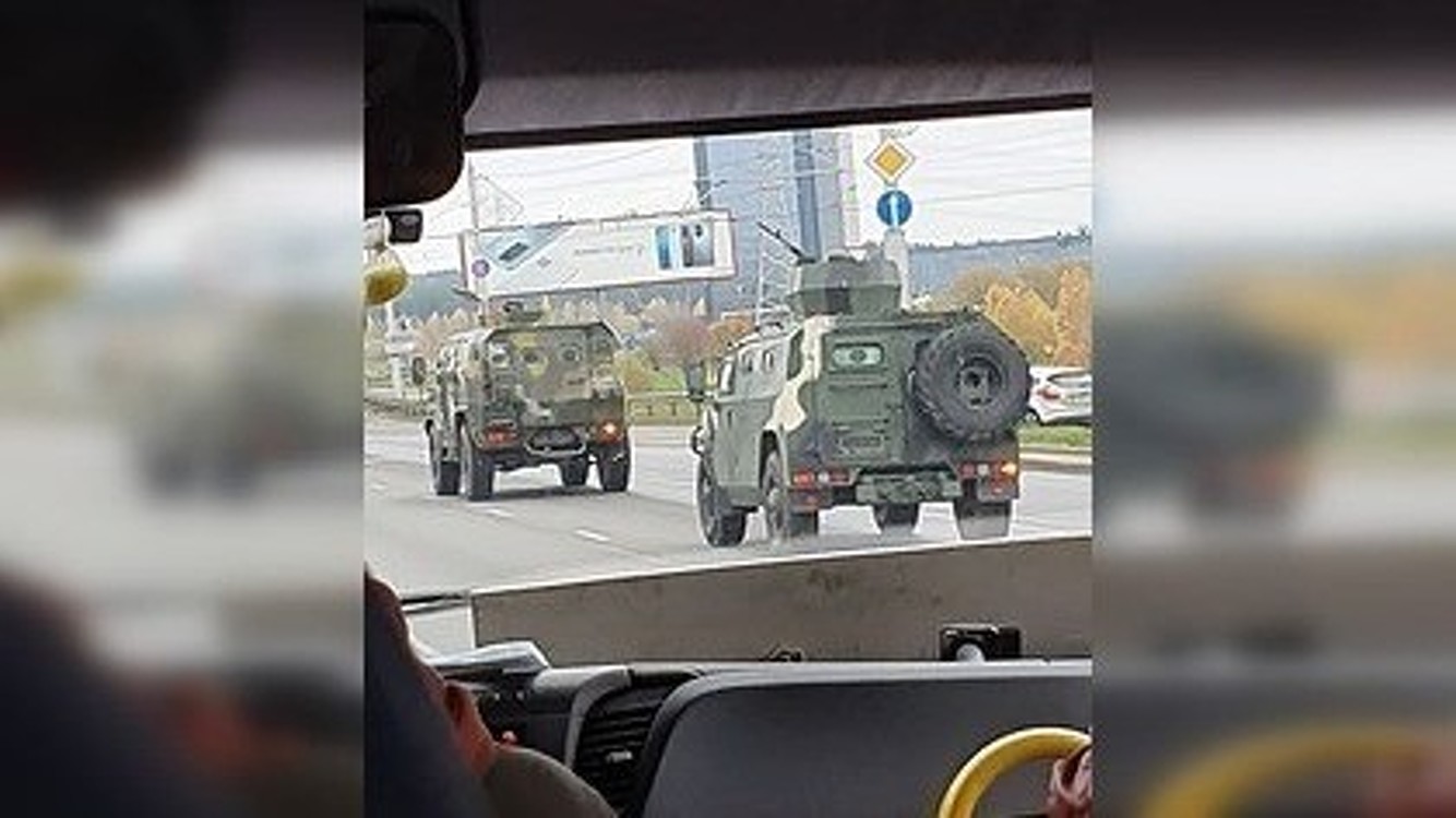 В Минск ввели бронетехнику с пулеметами — Today.kg