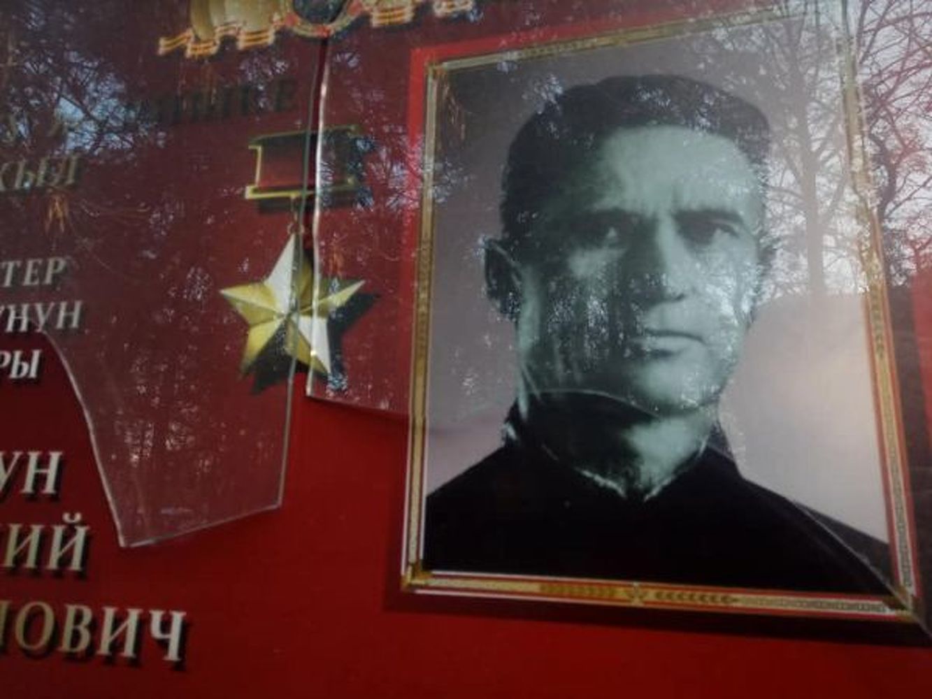 В Бишкеке вандалы сломали стенды с портретами героев Советского Союза — Today.kg
