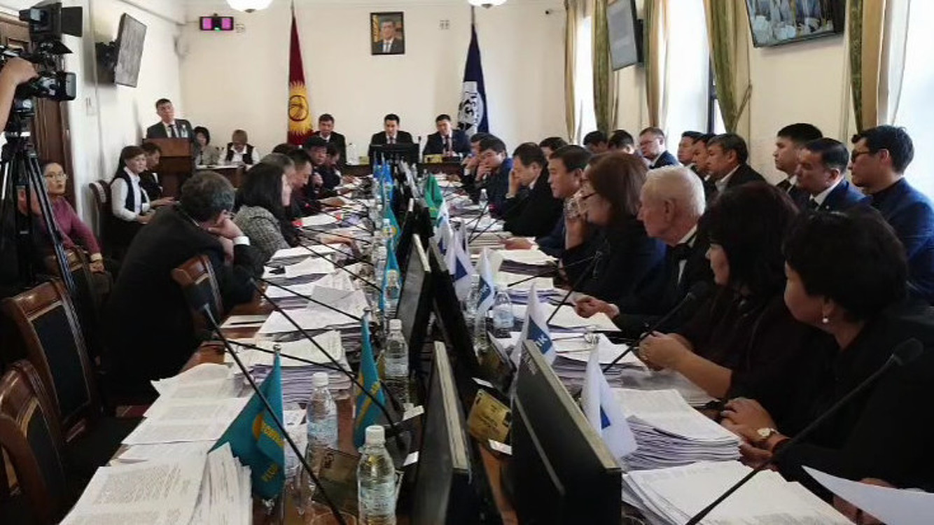 Несколько депутатов Бишкекского горкенеша поменялись местами в постоянных комиссиях — Today.kg