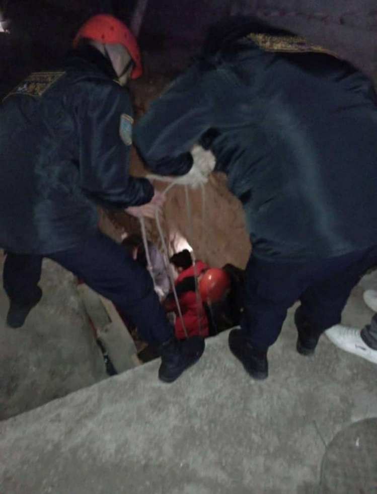 В Бишкеке женщина упалая в яму теплотрассы. Ее вытащили спасатели — Today.kg