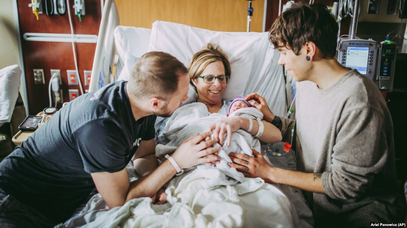 61-летняя американка родила внучку для сына и его мужа — Today.kg