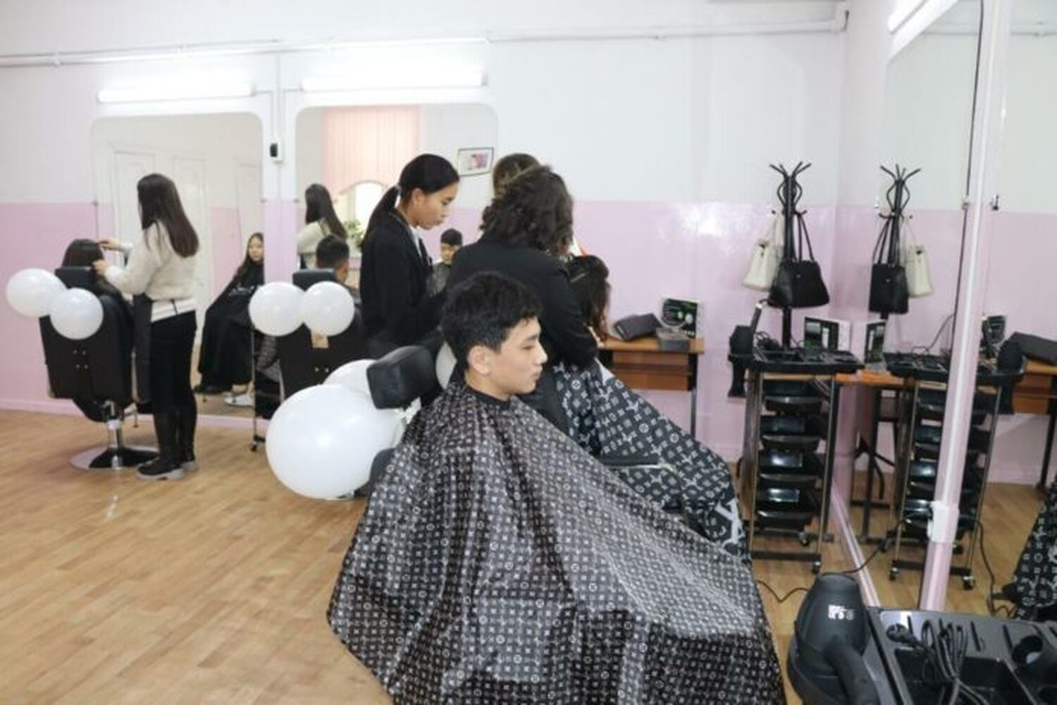 Обучиться на парикмахера и швею смогут теперь ученики школы № 84 Бишкека — Today.kg