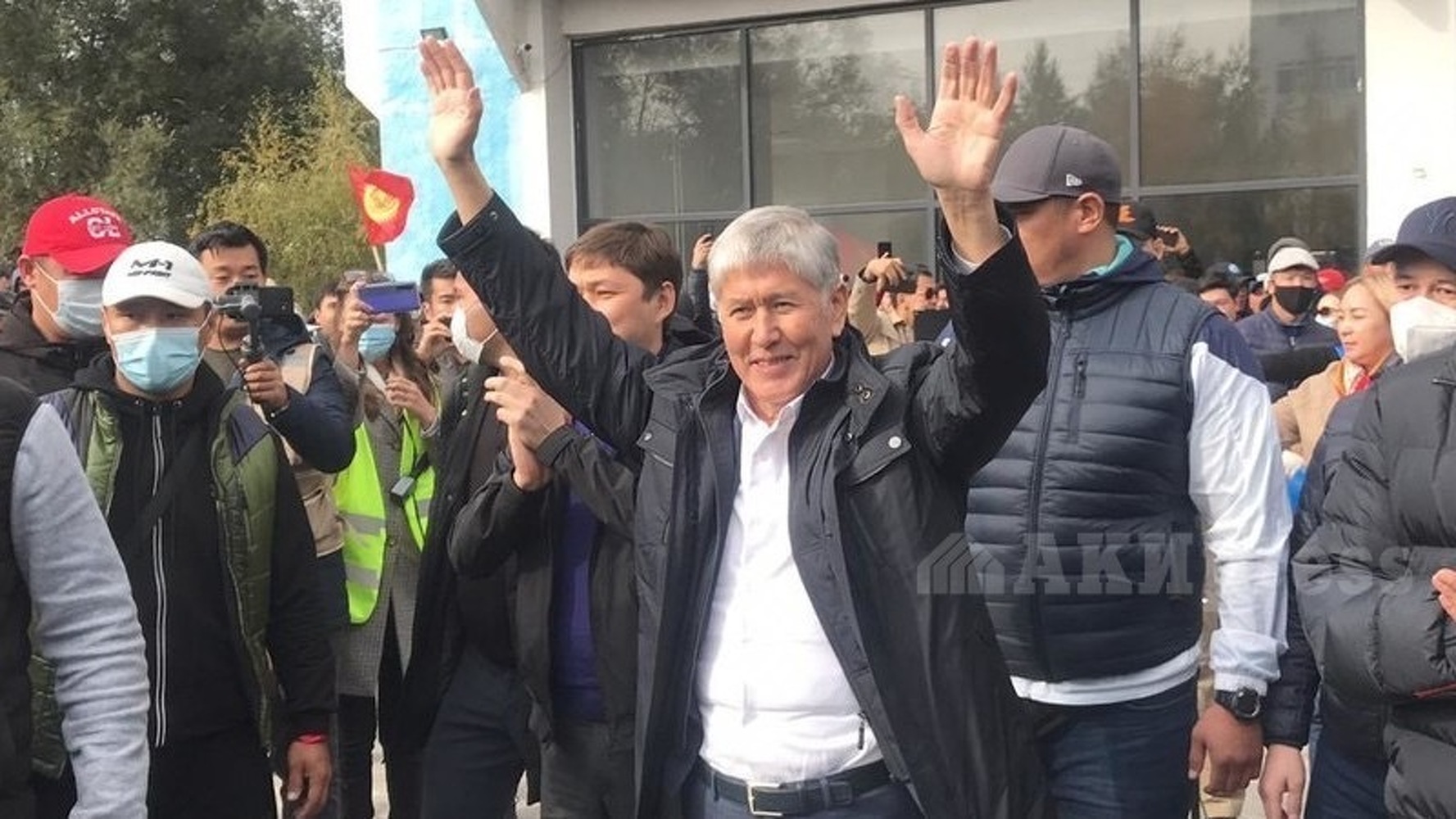 Алмазбек Атамбаев появился на митинге у Медиа Форума — Today.kg