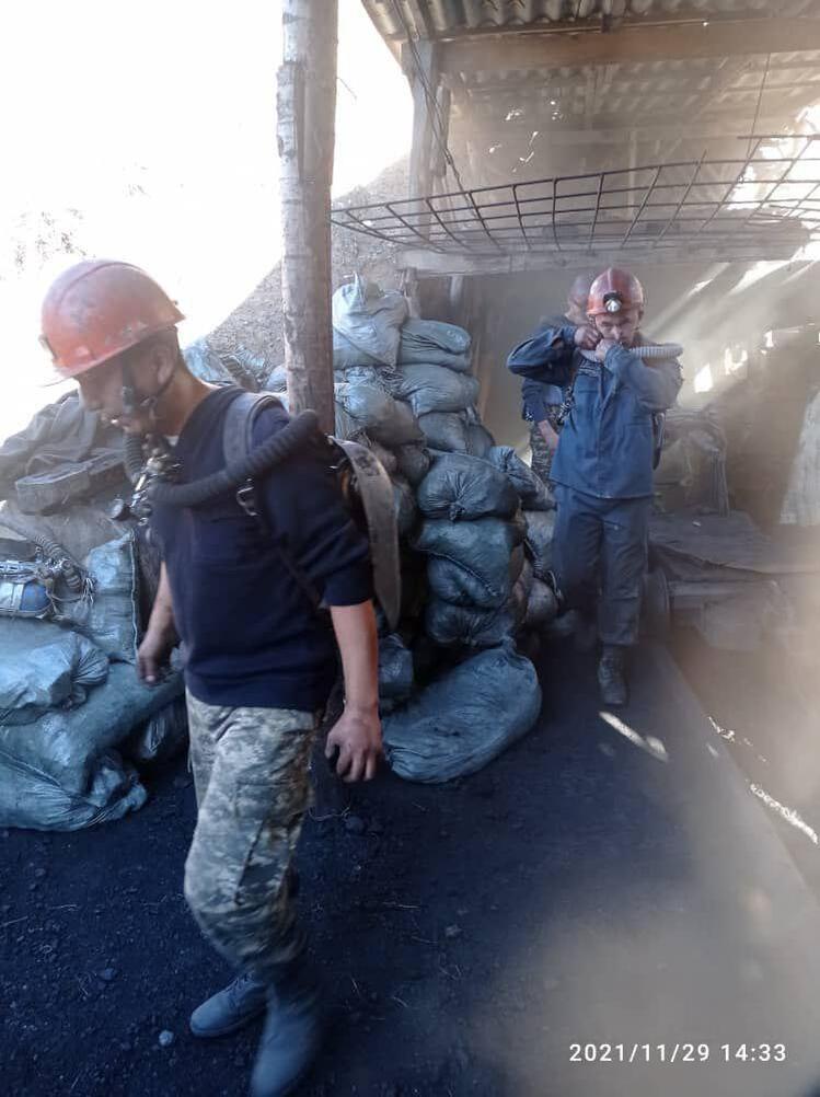 Баткен: Сотрудники МЧС спасли четырех человек из обрушившейся шахты — Today.kg