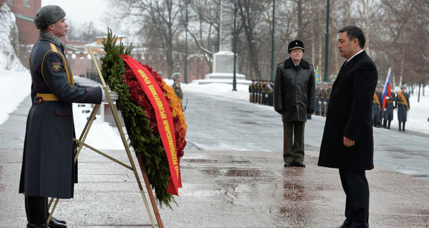 Жапаров завершил визит в РФ, возложив цветы к Могиле Неизвестного солдата. Фото — Today.kg