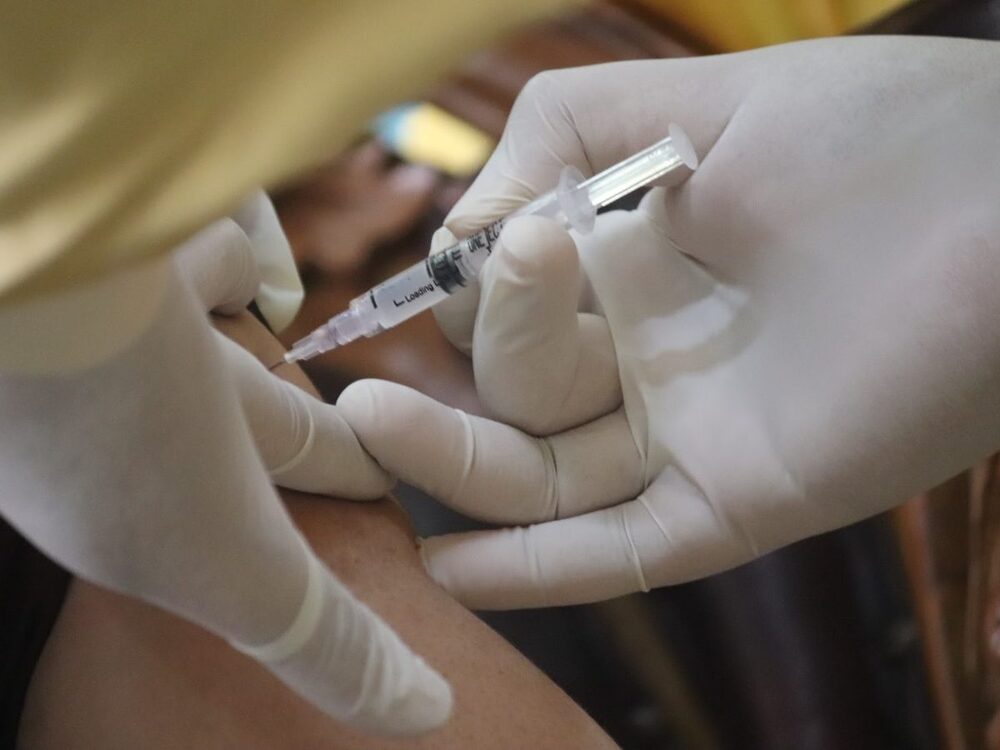 В Минздраве опровергли информацию замминистра, что в июле у 1,5 млн вакцин истекает срок годности — Today.kg