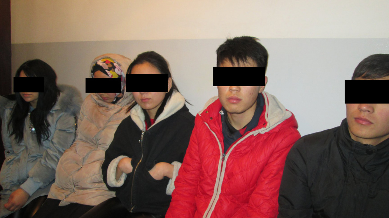 В Оше задержаны три девушки и двое парней, совершивших разбойное нападение — Today.kg
