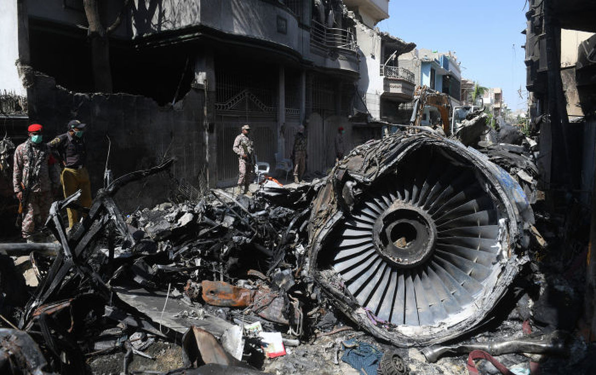 Крушение самолета в Пакистане: лицензии 150 пилотов оказались поддельными — Today.kg