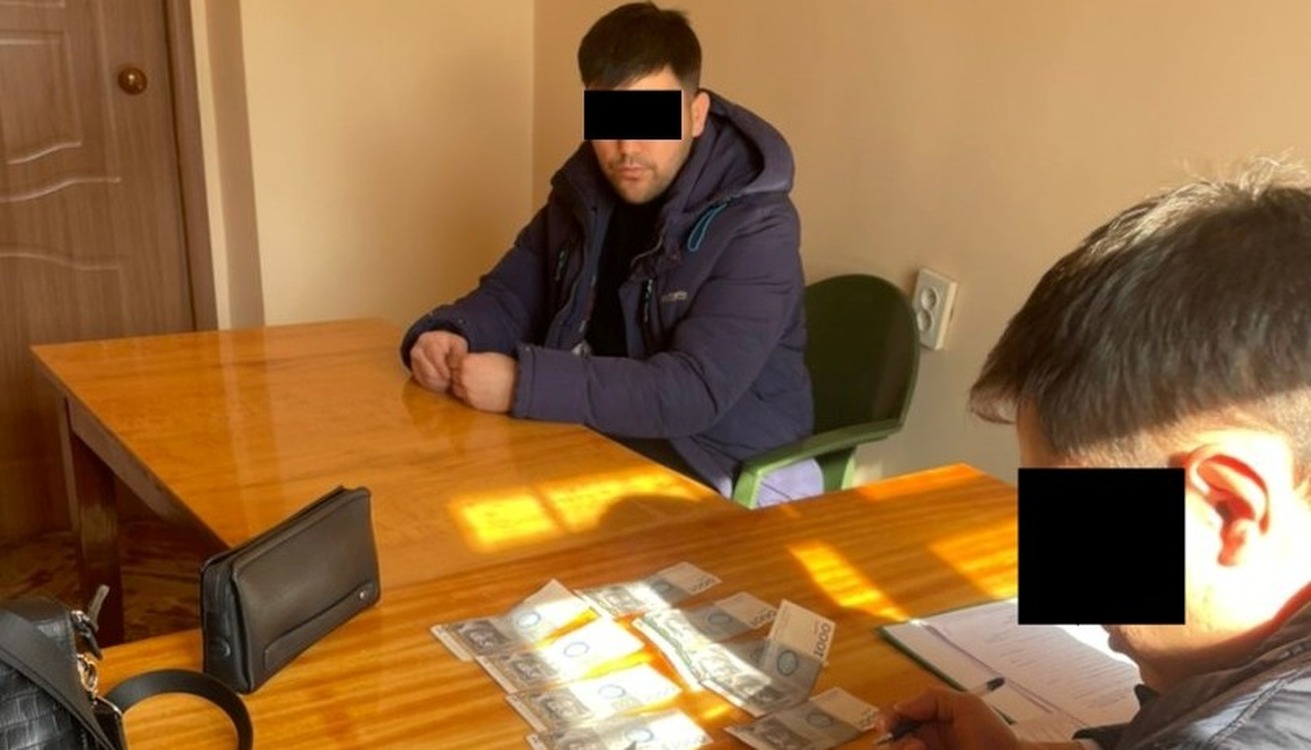 Таджикистанец пытался дать взятку сотруднику ГКНБ КР. Его задержали — Today.kg