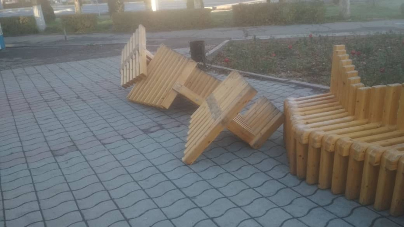 В Бишкеке неизвестные сломали скамейки вблизи Политеха. Фото — Today.kg