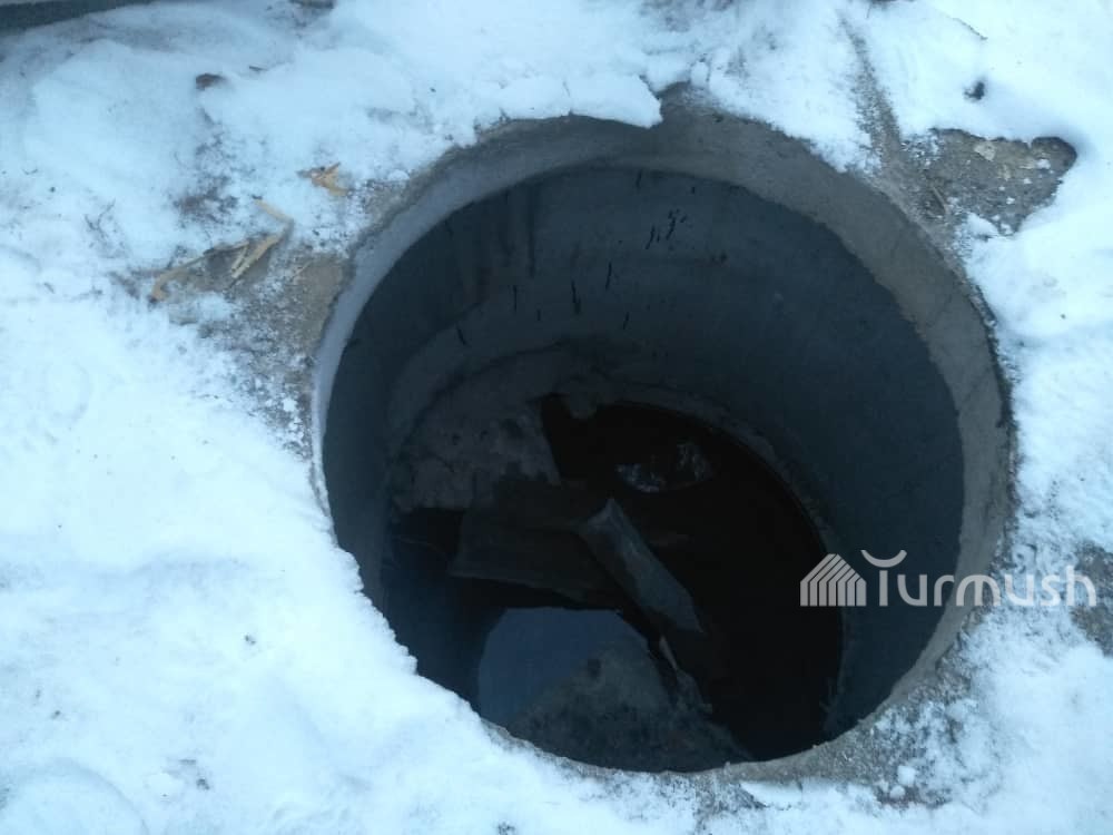 На одной из улиц Таласа в воде обнаружили горюче-смазочные материалы — Today.kg