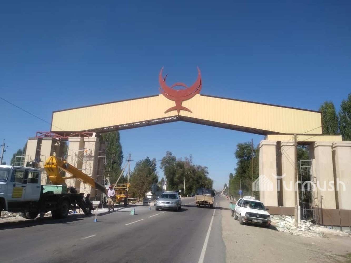 Завершается строительство арки у въезда в город Талас — Today.kg