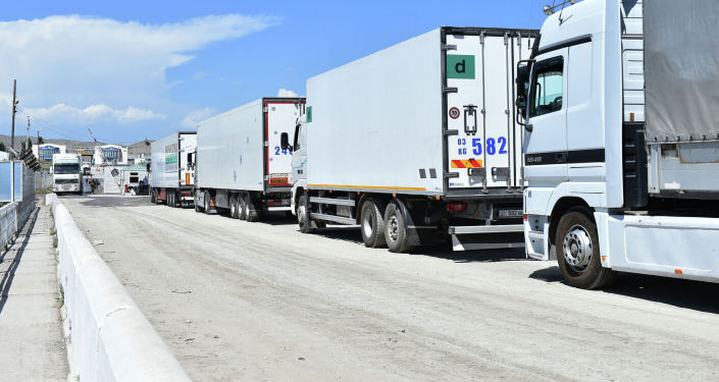 На границе с Казахстаном опять скопились грузовики. Что говорят в Погранслужбе — Today.kg