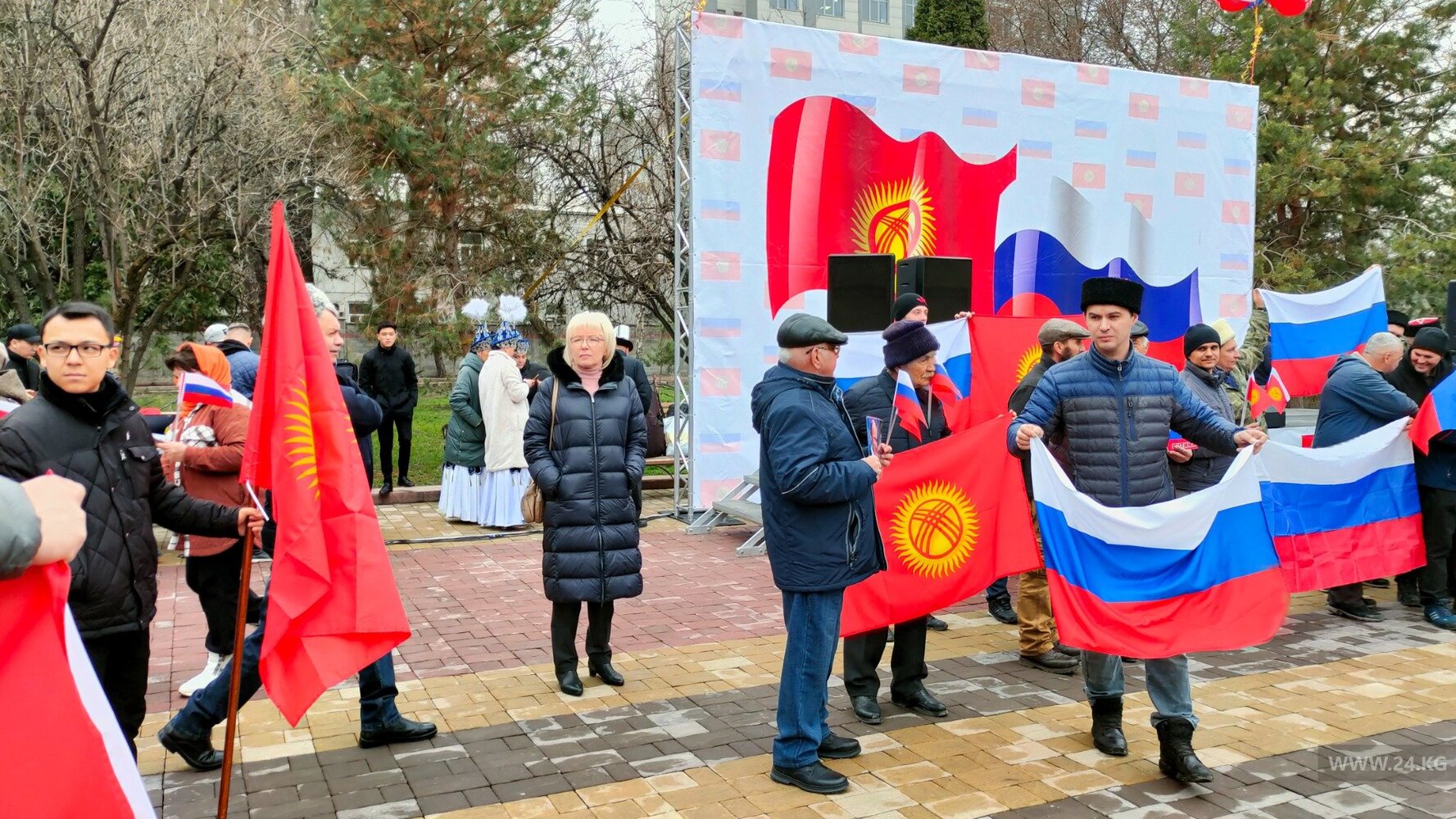 В Бишкеке проходит митинг за дружбу Кыргызстана и России — Today.kg
