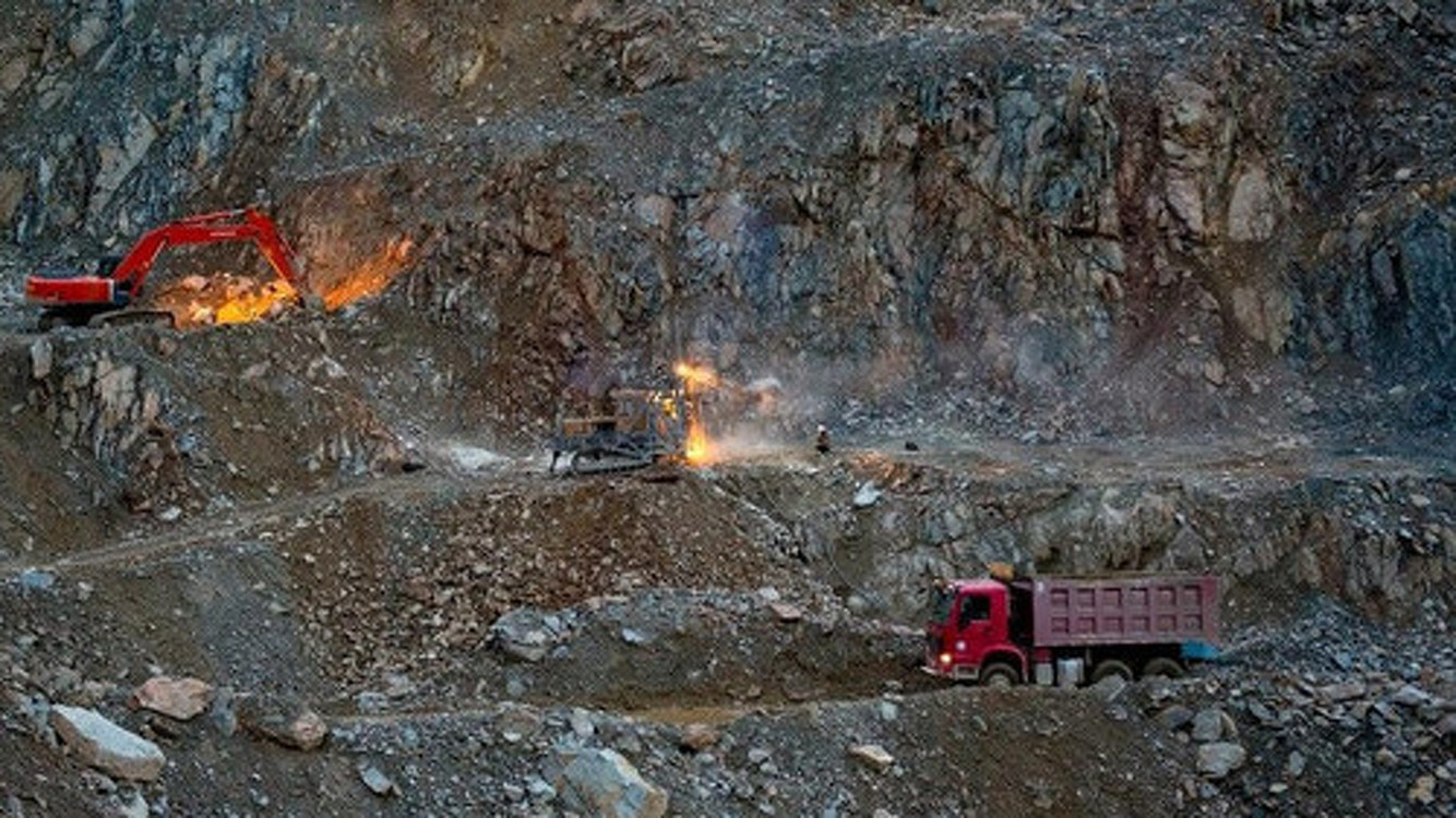 ЖК принял законопроект, предусматривающий найм не менее 90% персонала горнодобывающих компаний из числа граждан Кыргызстана — Today.kg