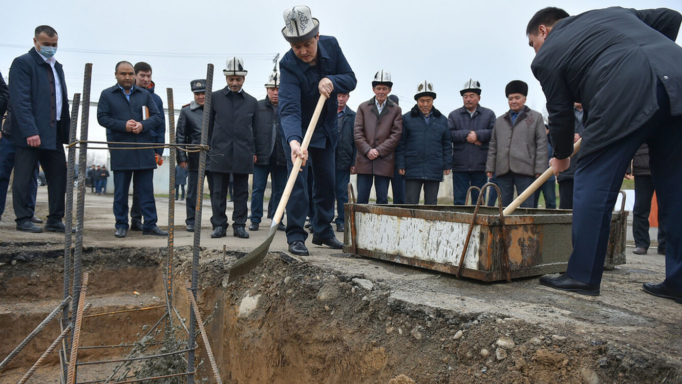 Премьер-министр Улукбек Марипов заложил капсулу и осмотрел стройку — Today.kg