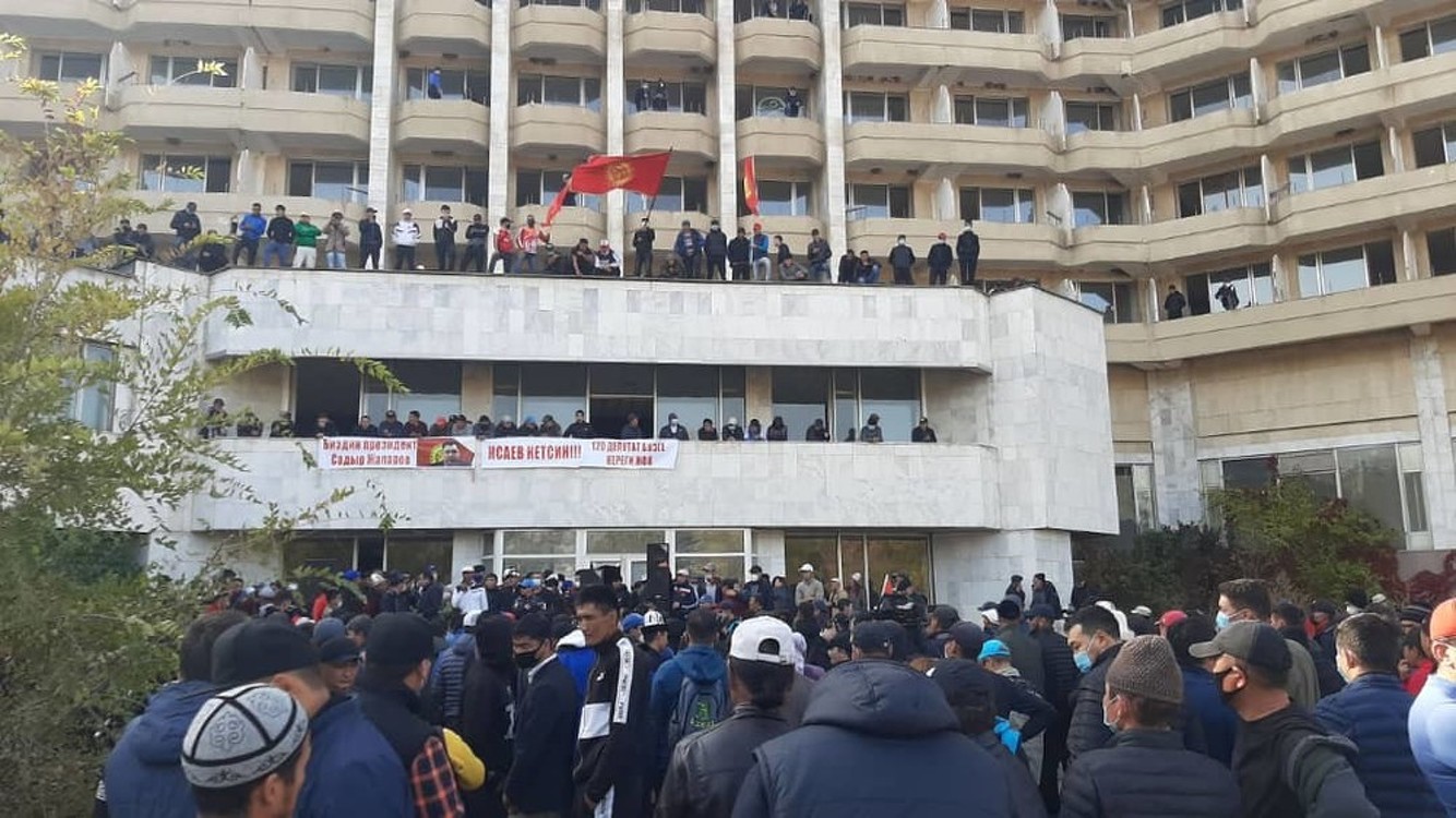 Митингующие возле гостиницы «Иссык-Куль» требуют роспуска парламента — Today.kg