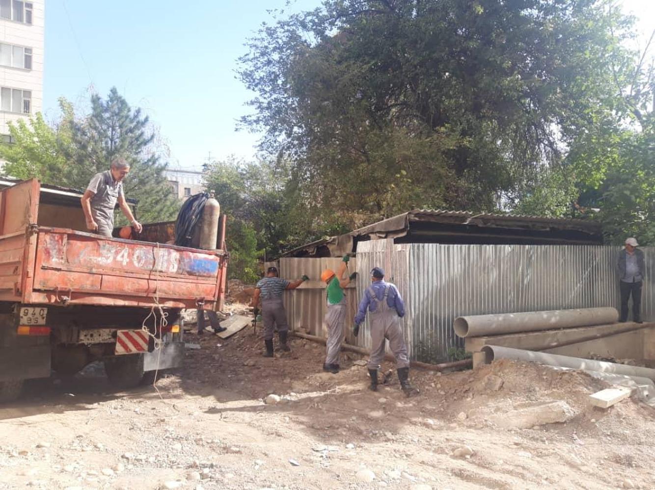 Киоски, забор и пристройку демонтировали в Бишкеке — Today.kg