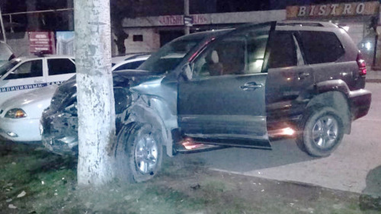 В Бишкеке 67-летний мужчина на «Лексусе» задел три машины и врезался в дерево. Он умер — Today.kg
