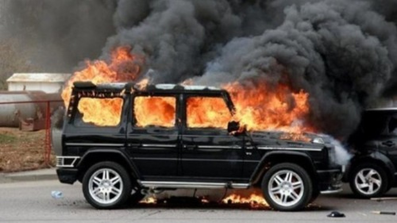 В Бишкеке полностью сгорел  Mercedes-Benz G-класс (Гелендваген) — Today.kg