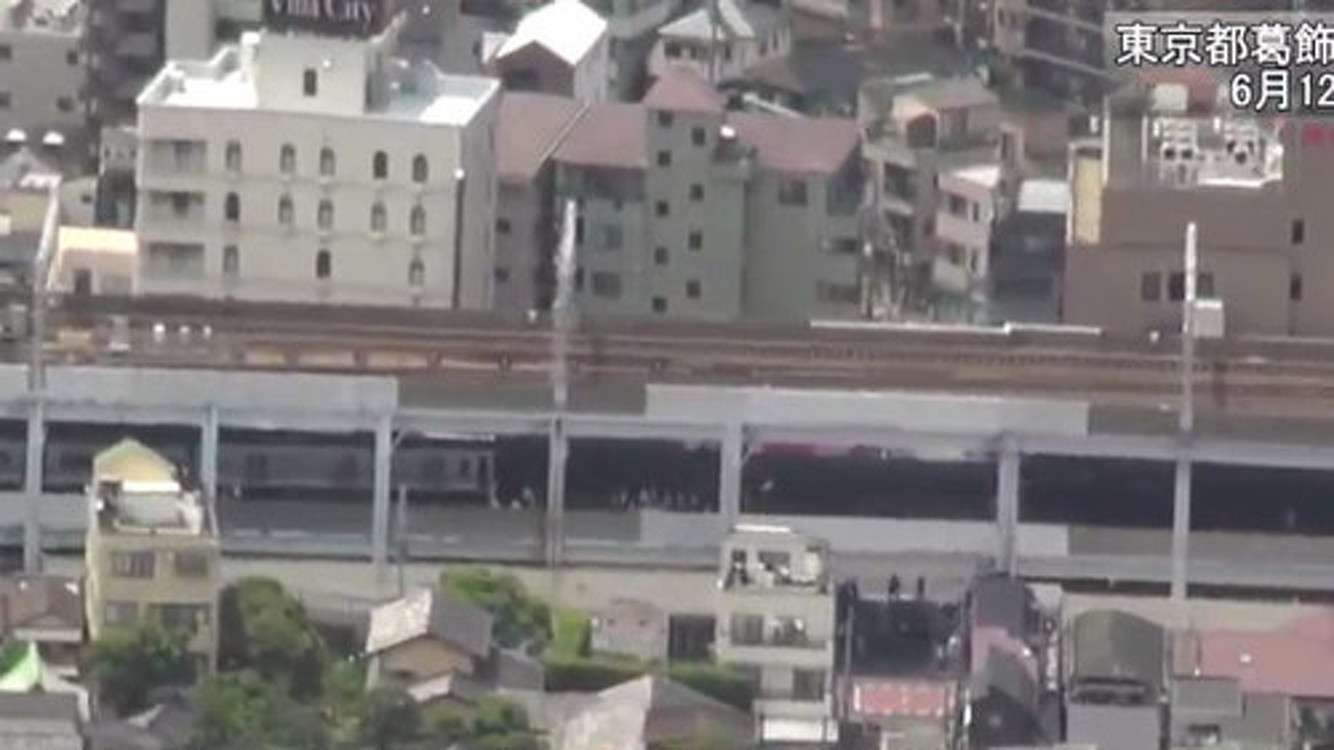 На станции в Токио сошел с рельсов электропоезд. Видео — Today.kg