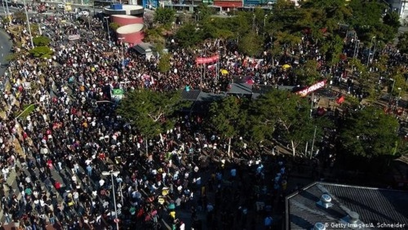 В Бразилии жители вышли на массовые протесты против президента страны. Фото — Today.kg
