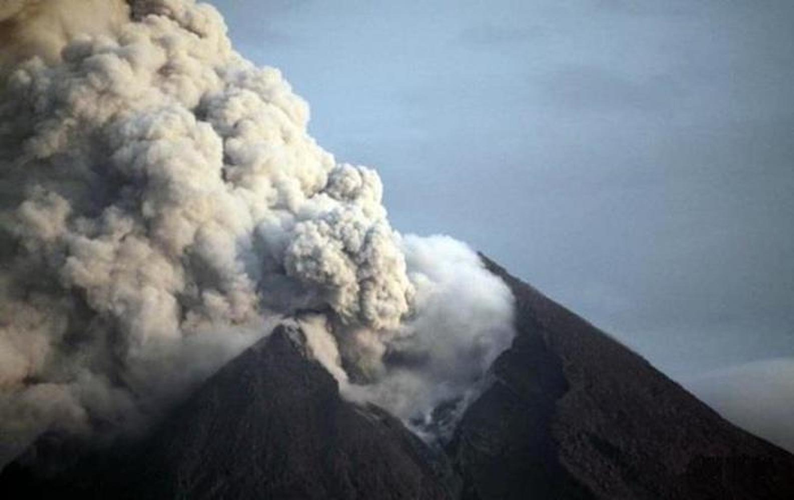 В Индонезии началось извержение самого активного вулкана (видео) — Today.kg