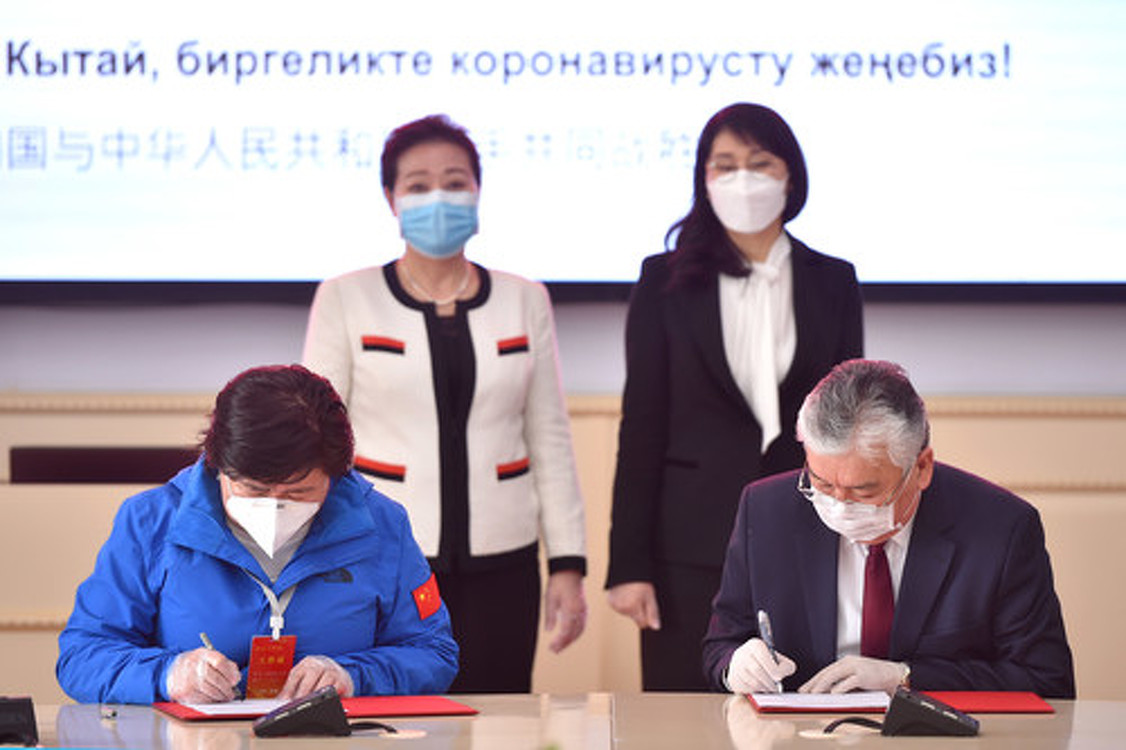 В правительстве приняли членов делегации медицинской экспертной группы Китая — Today.kg