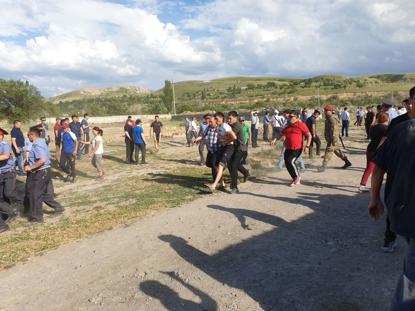 Милиция отпустила 24 человека из 31, ранее задержанных в селе Орок, - МВД — Today.kg