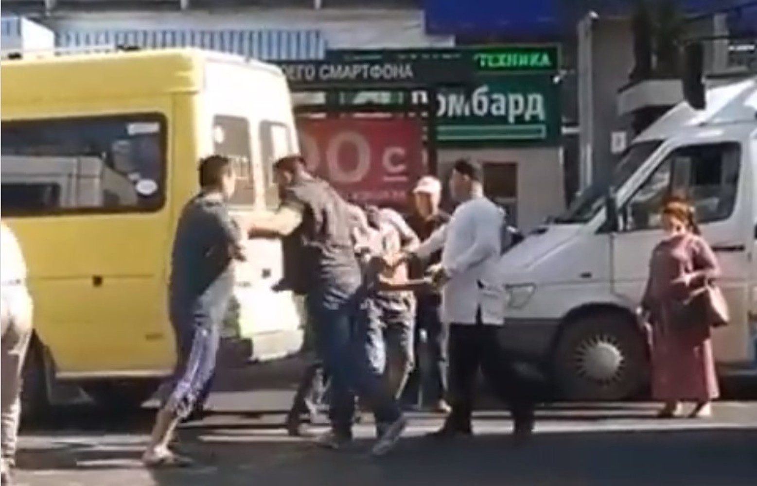 В центре Бишкека подрались водители маршруток. Видео — Today.kg